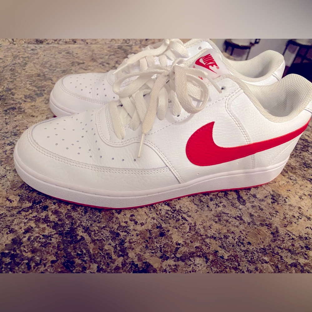 Nike court Men size 9 1/2 worn once!
